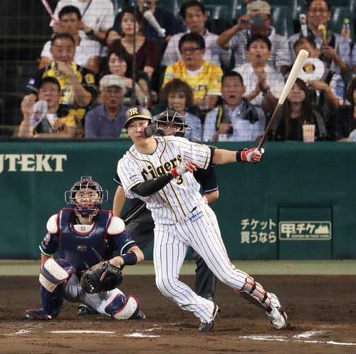阪神対ヤクルト　7回裏阪神1死、大山は中越え本塁打を放つ（撮影・前田充）
