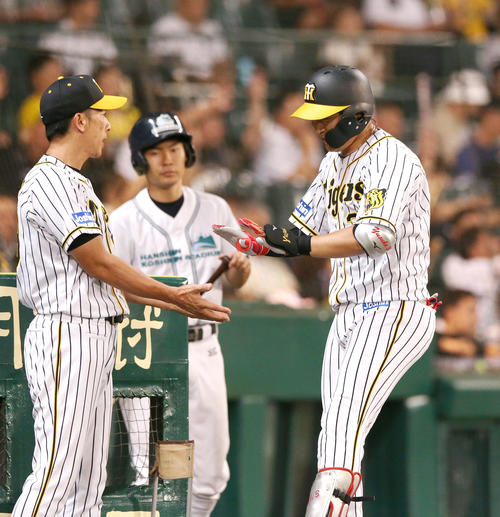7回裏阪神1死、大山（右）はバックスクリーンに本塁打を放ち矢野監督の出迎えにタッチする（撮影・上山淳一）