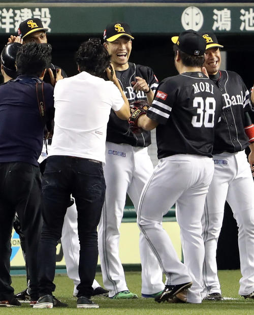 西武対ソフトバンク　試合後、森（手前）と笑顔で喜びを分かち合う千賀（撮影・狩俣裕三）