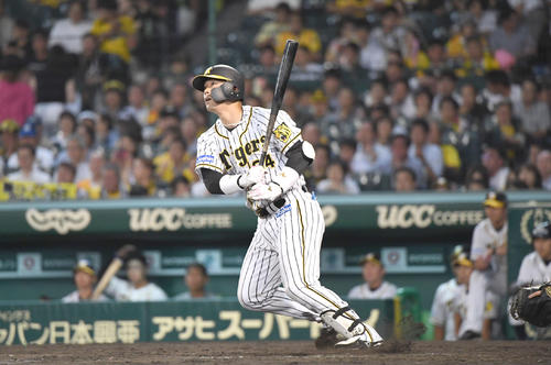 阪神対ヤクルト　5回裏阪神無死、原口文仁は左前安打を放つ（撮影・奥田泰也）