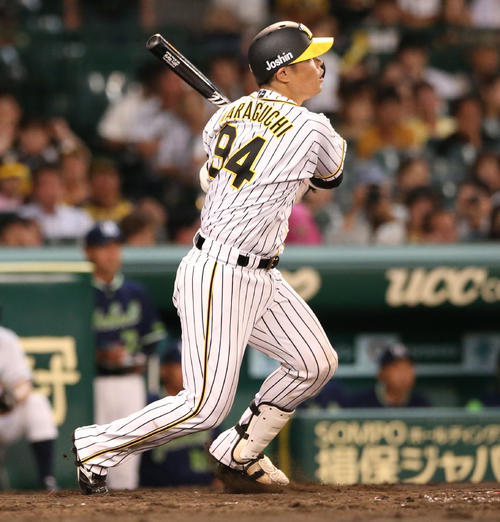 阪神対ヤクルト　5回裏阪神無死、原口は左前打を放つ（撮影・上山淳一）