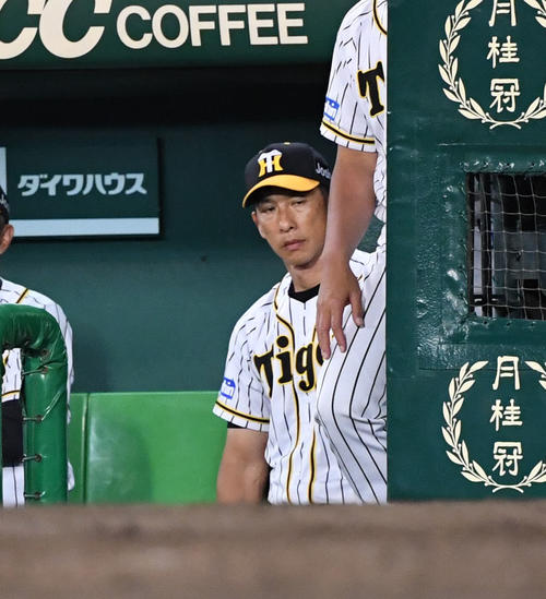 阪神対ヤクルト　ヤクルトに負け渋い表情を見せる矢野監督（撮影・奥田泰也）