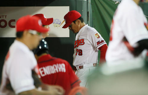 広島対中日　6回、野村に交代を出しベンチへ引き揚げる緒方監督（撮影・栗木一考）