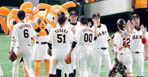 巨人対広島　ハーラー単独トップの勝利となった山口（中央）は田中俊からウイニングボイールを受け取る（撮影・浅見桂子）