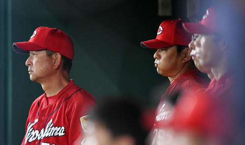 巨人対広島　厳しい表情で試合を見つめる広島緒方監督（中央）（撮影・横山健太）