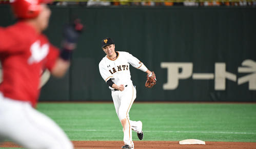 巨人対広島　5回表広島1死一塁、野間の遊ゴロを捕球した坂本勇は一塁へ送球して併殺に仕留める（撮影・山崎安昭）