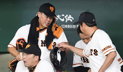 巨人対広島　8回表を終え、巨人宮本コーチ（右）とグータッチをする山口（左後方）（撮影・横山健太）
