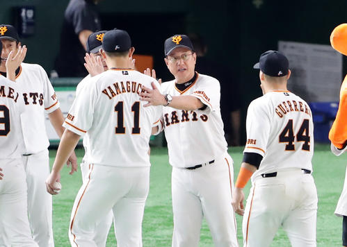 巨人対広島　ハーラー単独トップの勝利となった山口（手前）をねぎらう原監督（撮影・浅見桂子）