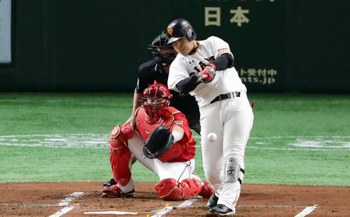 巨人対広島　1回裏巨人1死一、二塁、岡本は左に先制適時打を放つ。投手九里（撮影・浅見桂子）