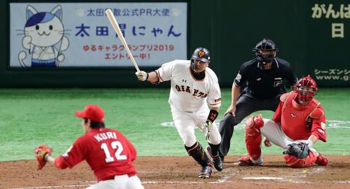 巨人対広島　4回裏巨人2死一、三塁、右前適時打を放つ阿部。投手九里（撮影・浅見桂子）