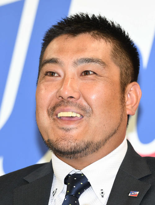 引退会見で晴れやかな表情を見せるヤクルト畠山（撮影・山崎安昭）