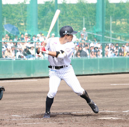 12日、打席に立つロッテ荻野（撮影・久永壮真）