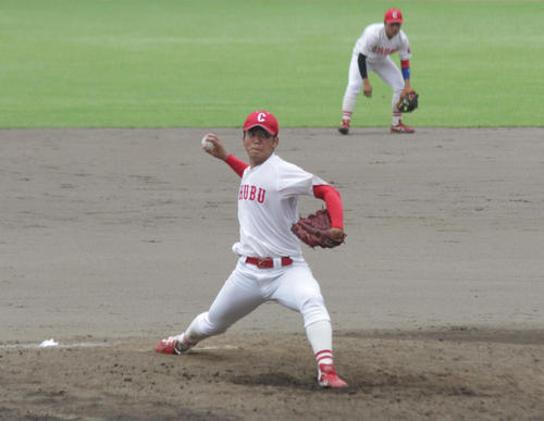 救援で2回無失点に抑えた中部学院大・伊藤（撮影・柏原誠）