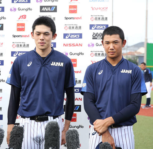 大船渡・佐々木（左）と星稜・奥川（2019年8月27日）
