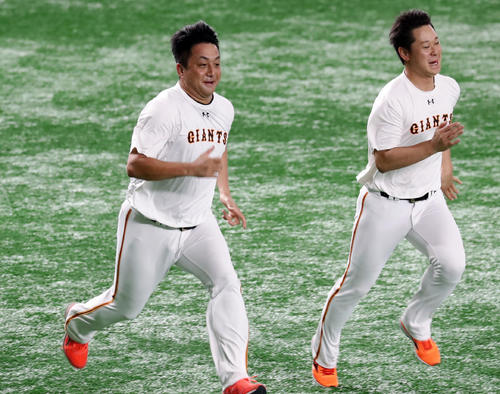 巨人対広島　試合前、中川（右）と笑顔でダッシュする沢村（撮影・浅見桂子）