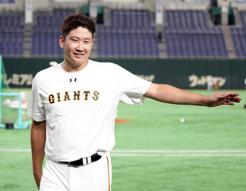 巨人対広島　試合前の練習を終えて、笑顔で報道陣に手をあげてあいさつする菅野（撮影・浅見桂子）