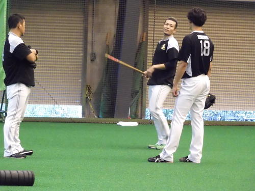 ソフトバンク千賀（右から2人目）は武田と投球フォームについて意見交換をする。左は倉野投手コーチ