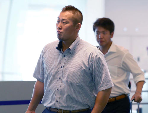 羽田空港から札幌に向かう日本ハム中田（撮影・黒川智章）