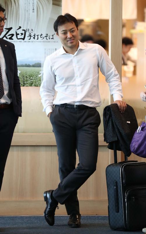 羽田空港から札幌に向かう日本ハム田中賢（撮影・黒川智章）