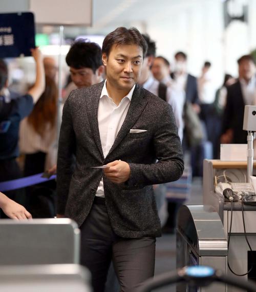 羽田空港から札幌に向かう日本ハム田中賢（撮影・黒川智章）