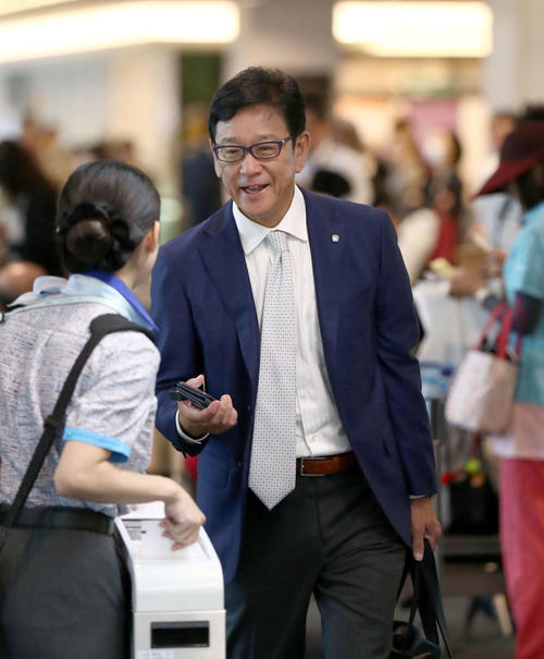 羽田空港から札幌に向かう日本ハム栗山監督（撮影・黒川智章）