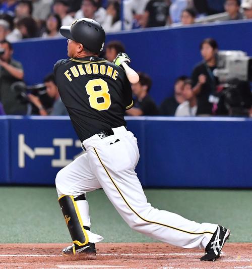 中日対阪神　3回表阪神1死二、三塁、右越えに3点本塁打を放つ福留孝介（撮影・上田博志）