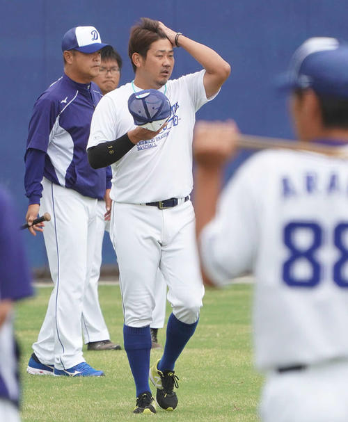 練習中に厳しい表情を浮かべる中日松坂（撮影・森本幸一）