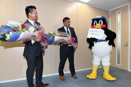 引退会見を終えたヤクルト畠山（中央）と館山はつば九郎のねぎらいを受ける（撮影・山崎安昭）