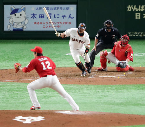 巨人対広島　4回裏巨人2死一、三塁、右前適時打を放つ阿部。投手九里（撮影・浅見桂子）