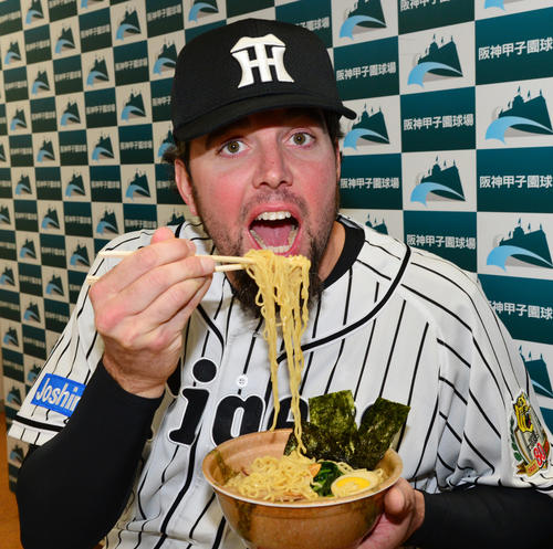 ラーメンを食べる阪神メッセンジャー（2015年3月13日撮影）