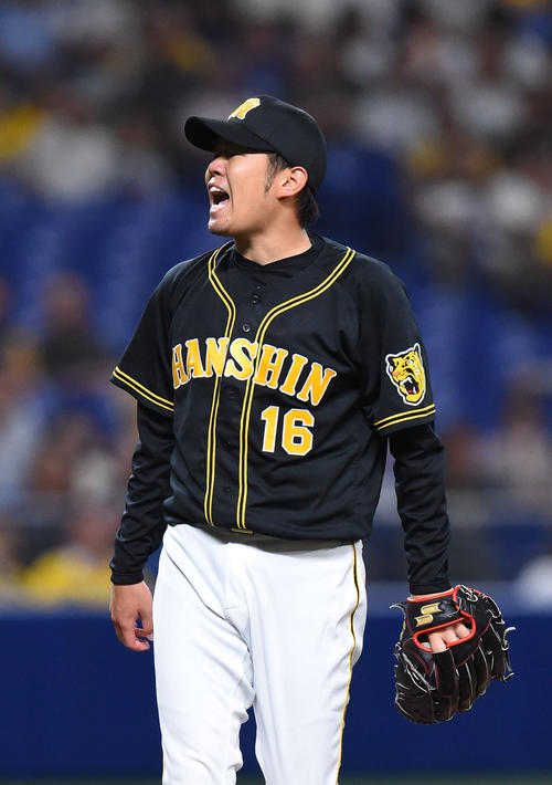 4回裏中日1死、福田を右飛に打ち取り声を出す西（撮影・森本幸一）