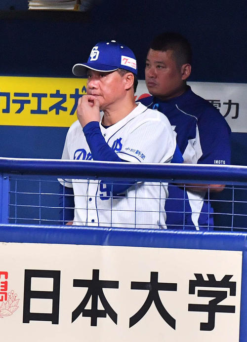 中日対阪神　阪神にリードを許し、ベンチで浮かない表情を見せる中日与田監督（撮影・上田博志）