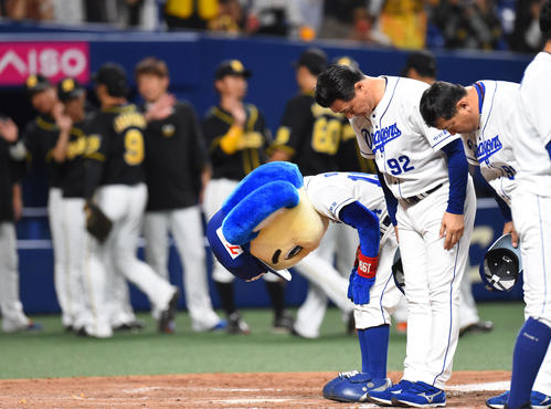 試合終了、ファンに一礼する中日与田剛監督（撮影・森本幸一）