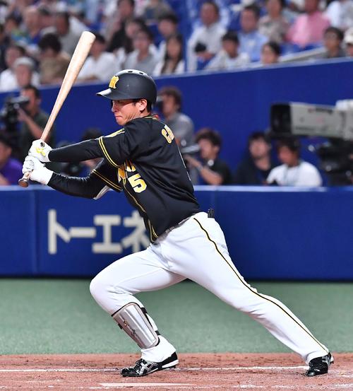 中日対阪神　3回表阪神1死一、二塁、先制の中前適時打を放つ近本（撮影・上田博志）