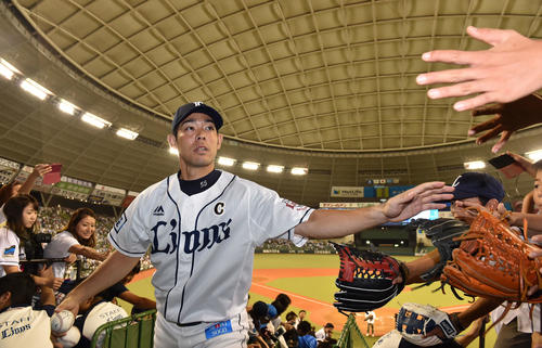 西武対ロッテ　ロッテに勝利し、ファンとハイタッチする西武秋山（撮影・鈴木みどり）