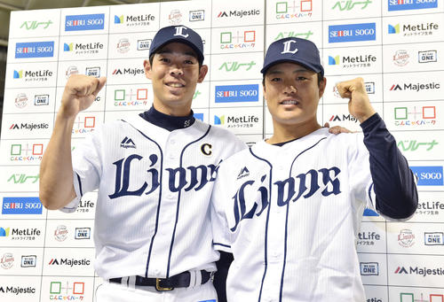 西武対ロッテ　ロッテに勝利し、お立ち台でガッツポーズする西武秋山（左）と松本航（撮影・鈴木みどり）
