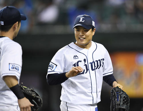 西武対ロッテ　7回まで無失点に抑え、笑顔でナインとタッチを交わす西武松本航（撮影・鈴木みどり）