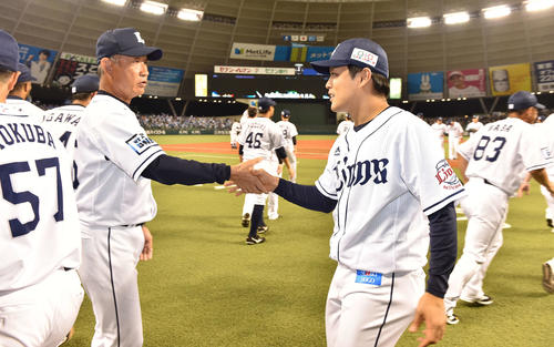西武対ロッテ　7回無失点で勝利投手の西武松本航（右）と握手する辻監督（撮影・鈴木みどり）