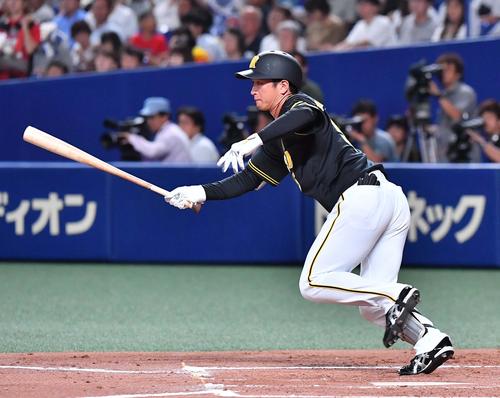 3回表阪神1死一、二塁、先制の中前適時打を放つ近本（撮影・上田博志）