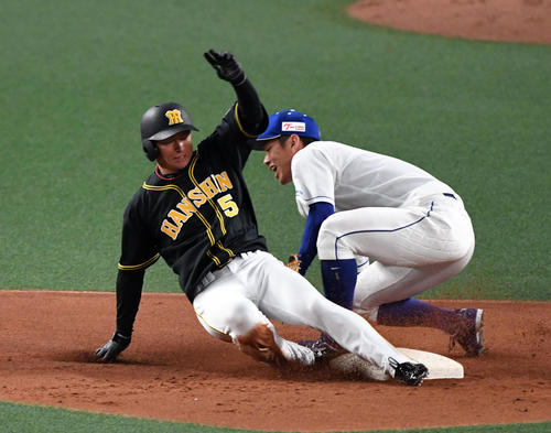 3回表阪神1死一、三塁、二塁盗塁を決める近本。野手京田（撮影・前岡正明）