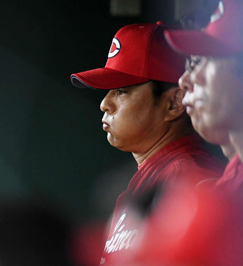 巨人対広島　厳しい表情で試合を見つめる広島緒方監督（中央）（撮影・横山健太）