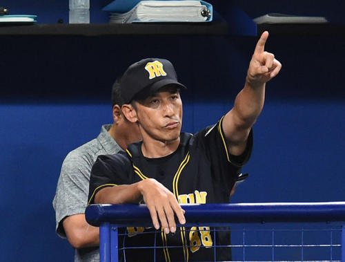 中日対阪神　4回表阪神無死一、三塁、中前適時打を放った梅野隆太郎に指をさす矢野燿大監督（撮影・森本幸一）
