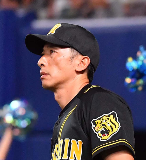 選手交代を告げる矢野燿大監督（2019年9月13日撮影）