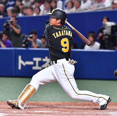 中日対阪神　8回表阪神1死、中越え本塁打を放つ高山（撮影・上田博志）