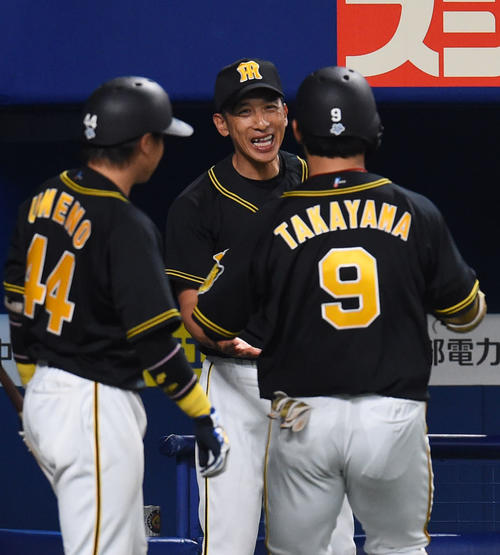 中日対阪神　8回表阪神1死、中越え本塁打を放った高山を迎える矢野監督（撮影・森本幸一）
