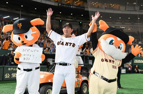 巨人対広島　14勝目を挙げた巨人山口は歓声に応える（撮影・山崎安昭）