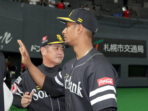 日本ハム対ソフトバンク　試合終了後、ソフトバンク・グラシアル（右奥）を出迎える工藤監督（撮影・佐藤翔太）