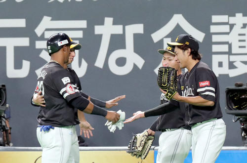日本ハム対ソフトバンク　5回表ソフトバンク2死二塁、勝ち越しとなる右前適時打を放ち柳田（右）とタッチを交わすグラシアル（撮影・佐藤翔太）