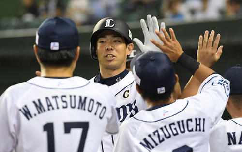 6回裏西武2死二塁、2点本塁打を放ちナインに迎えられる秋山（撮影・鈴木みどり）