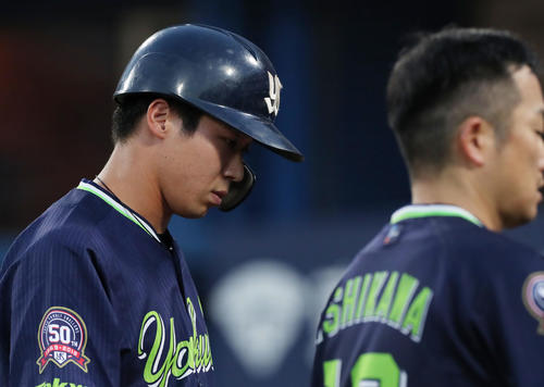 DeNA対ヤクルト　3回表ヤクルト2死満塁、好機で三振倒れがっくりと引き揚げる山田哲（左）（撮影・垰建太）